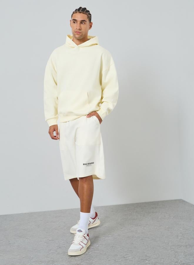 ستايلي شورت مطبع بشعار وقصة واسعة - Image 1